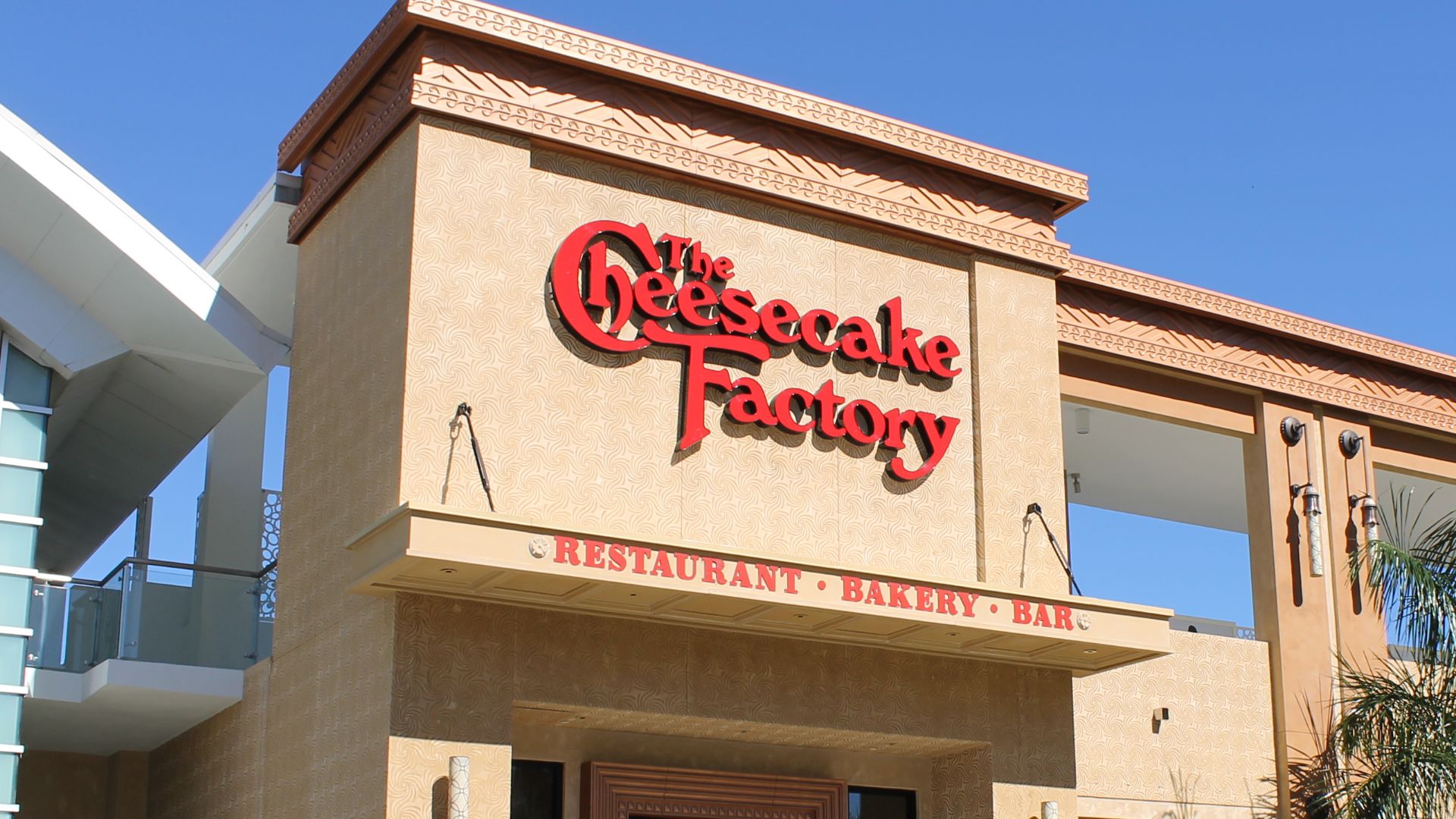 File:Cheesecake Factory Restaurant Dadeland Mall Miami (34032015405).jpg