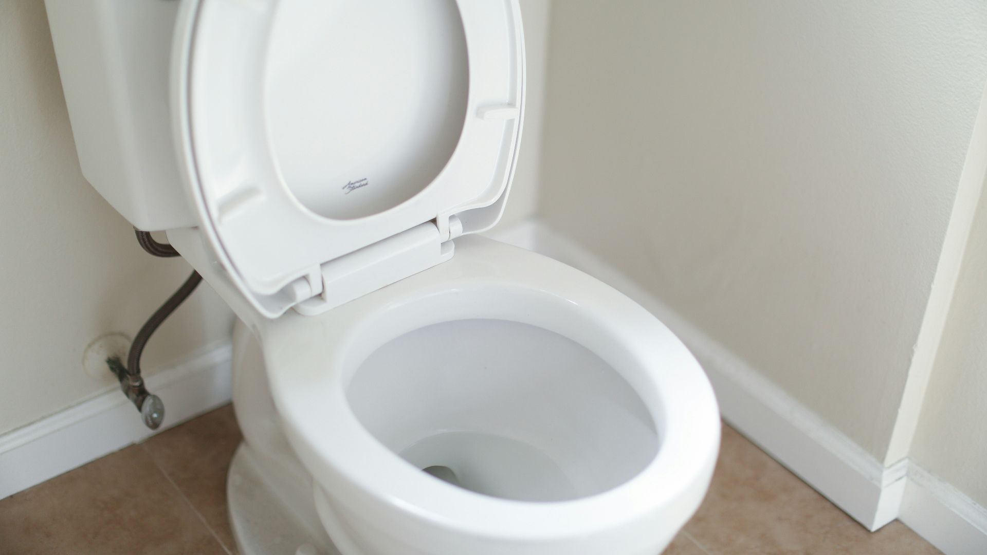white ceramic toilet bowl with cover