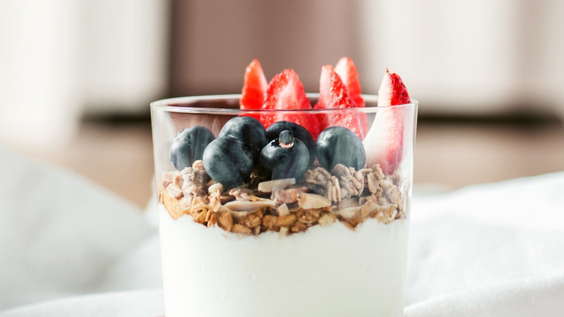 shallow focus photo of clear drinking glass