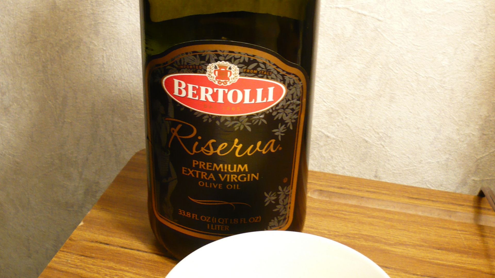 File:Olive oil bottle Bertolli Riserva Premium.jpg