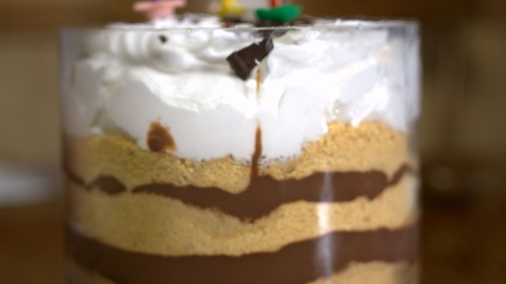 File:Icebox cake is chocolate pudding and Graham crackers in layers.jpg