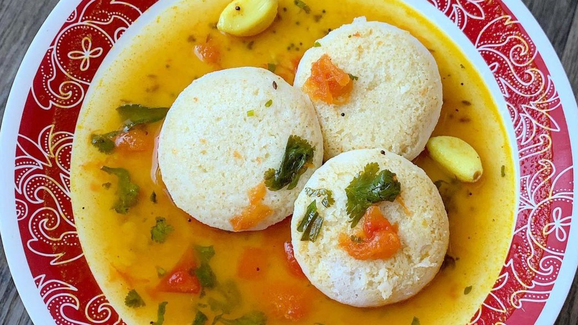 File:Rasam and Idli.jpg