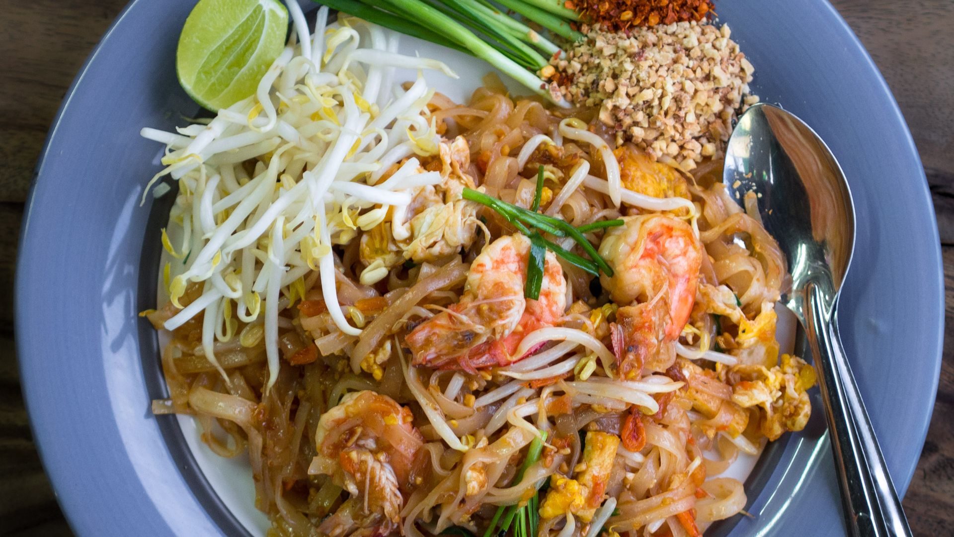 File:Phat Thai kung Chang Khien street stall.jpg