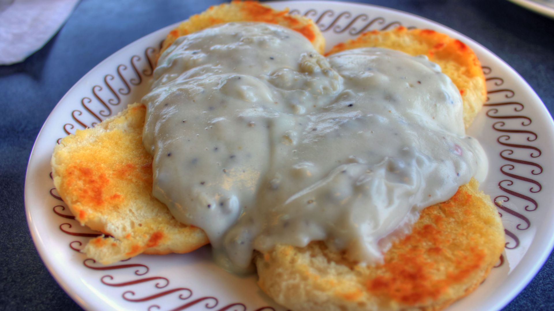 File:Gfp-biscuits-and-gravy.jpg