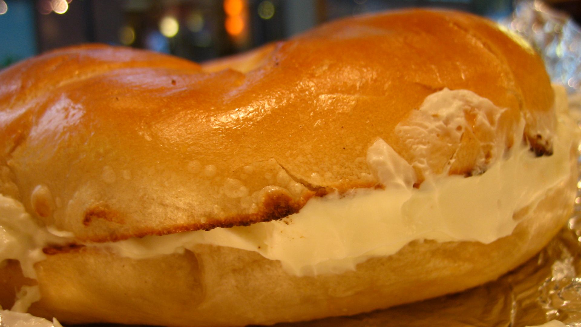 File:Bagel with cream cheese.jpg