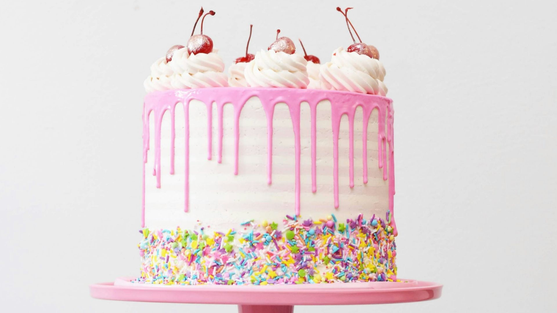 fondant cake with stand