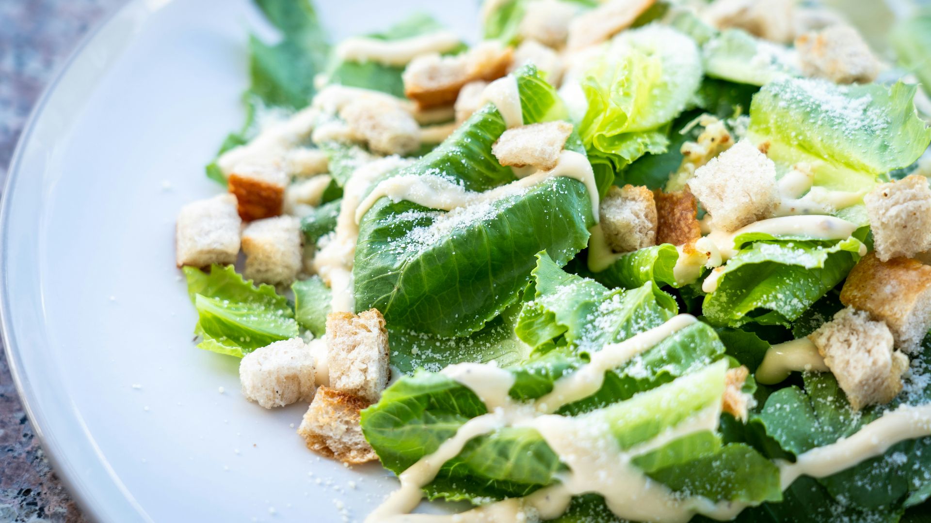 closed photography of vegetable salad with croutons in plate