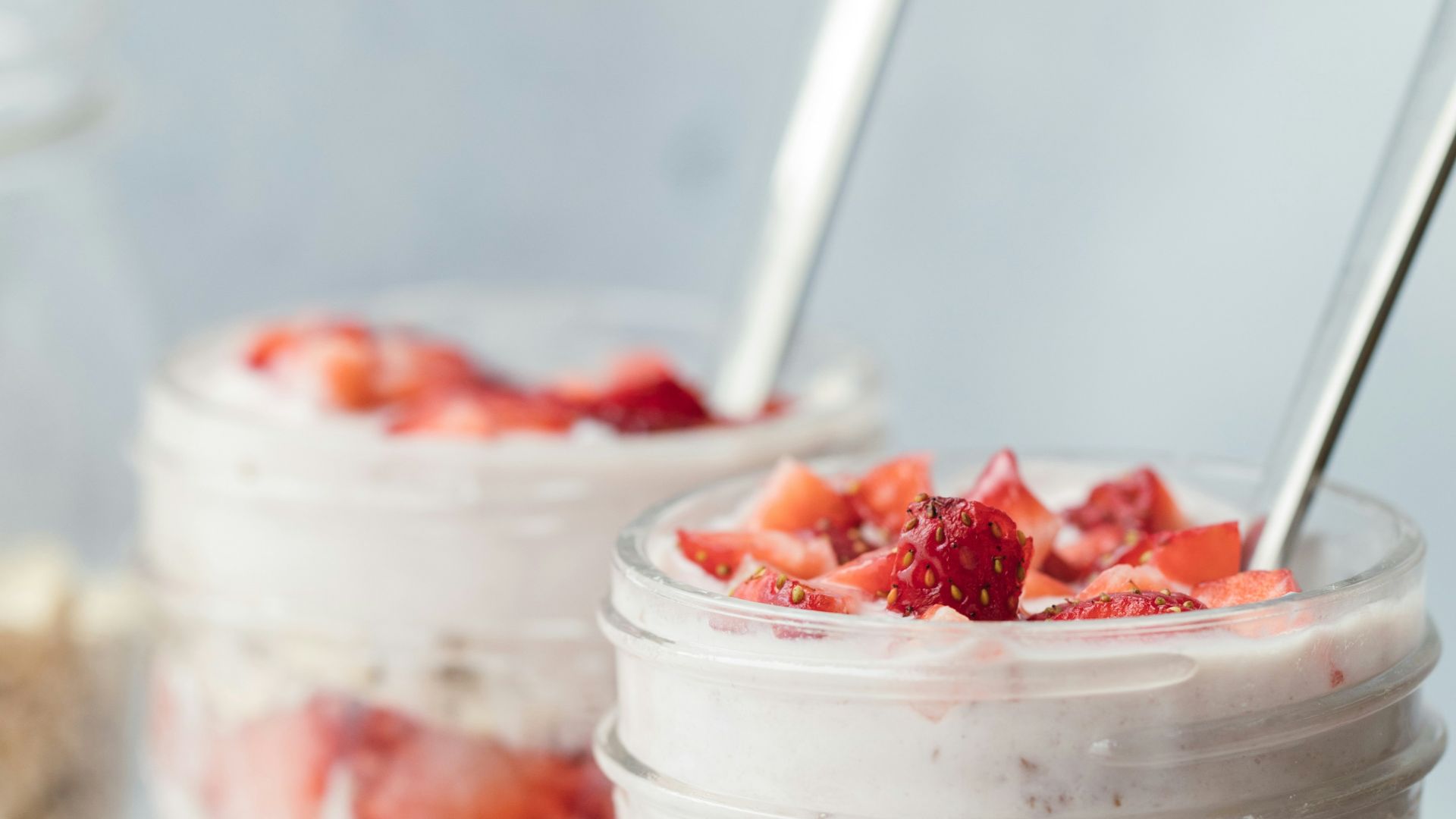 oats with cream and strawberries