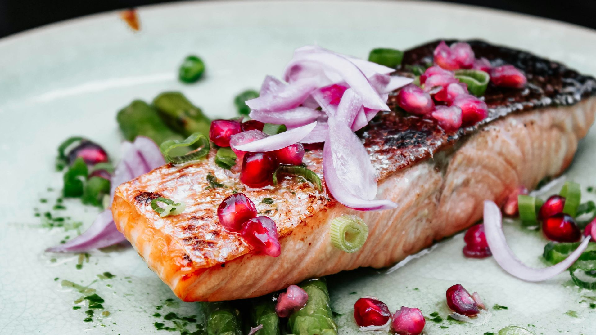fish with onions and asparagus