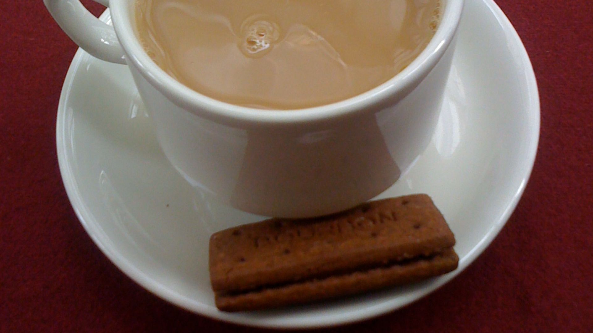 File:Cup of tea and bourbon biscuit.jpg