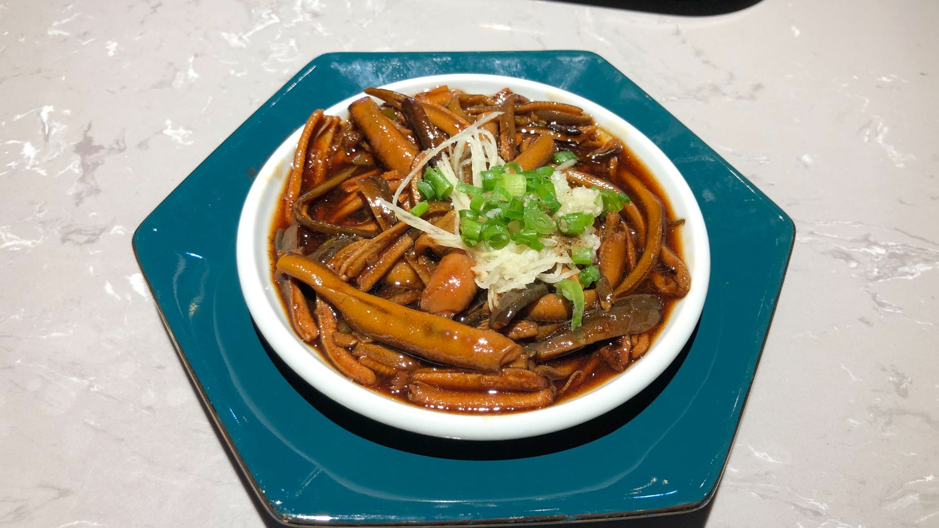 File:Stir-fried shredded eel with hot oil and ginger at Songhelou Suzhou Noodles, Parkview Green (20210126165145).jpg