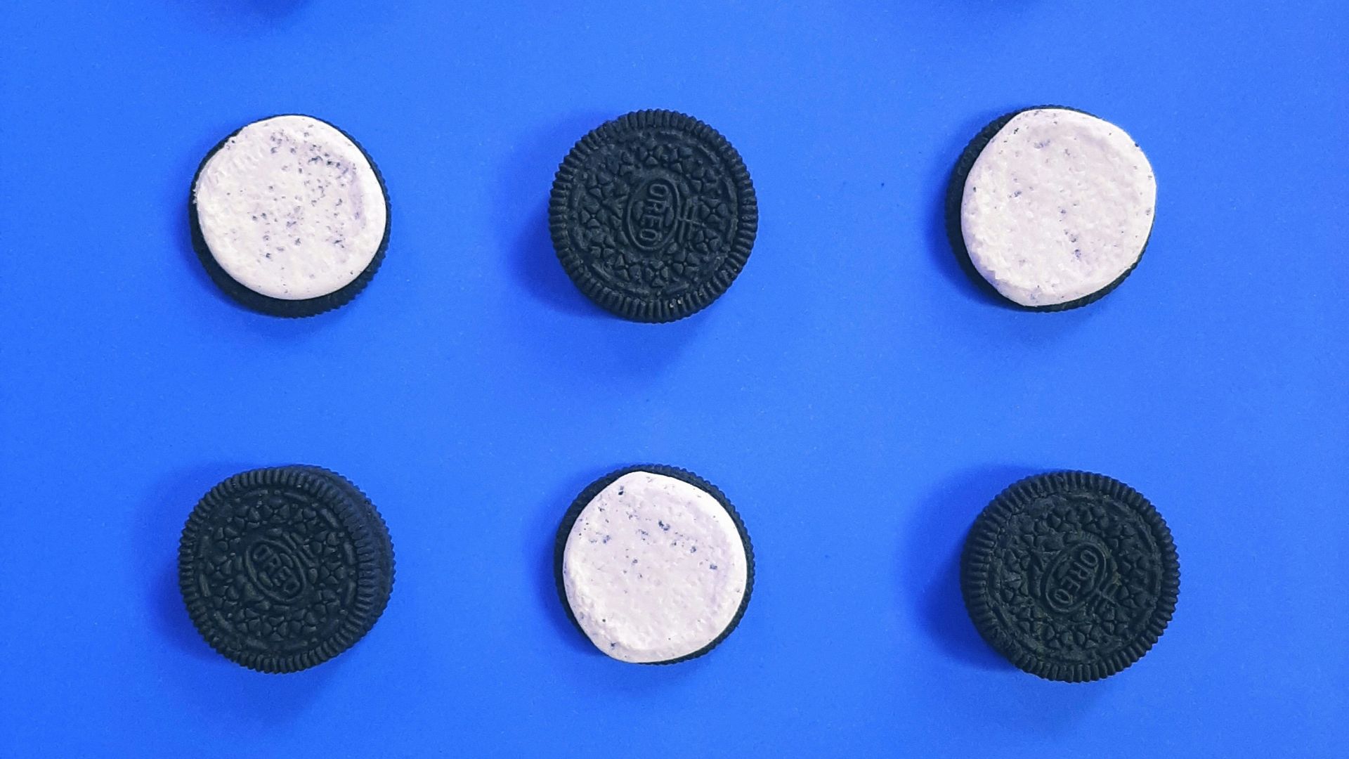 black and white round decor