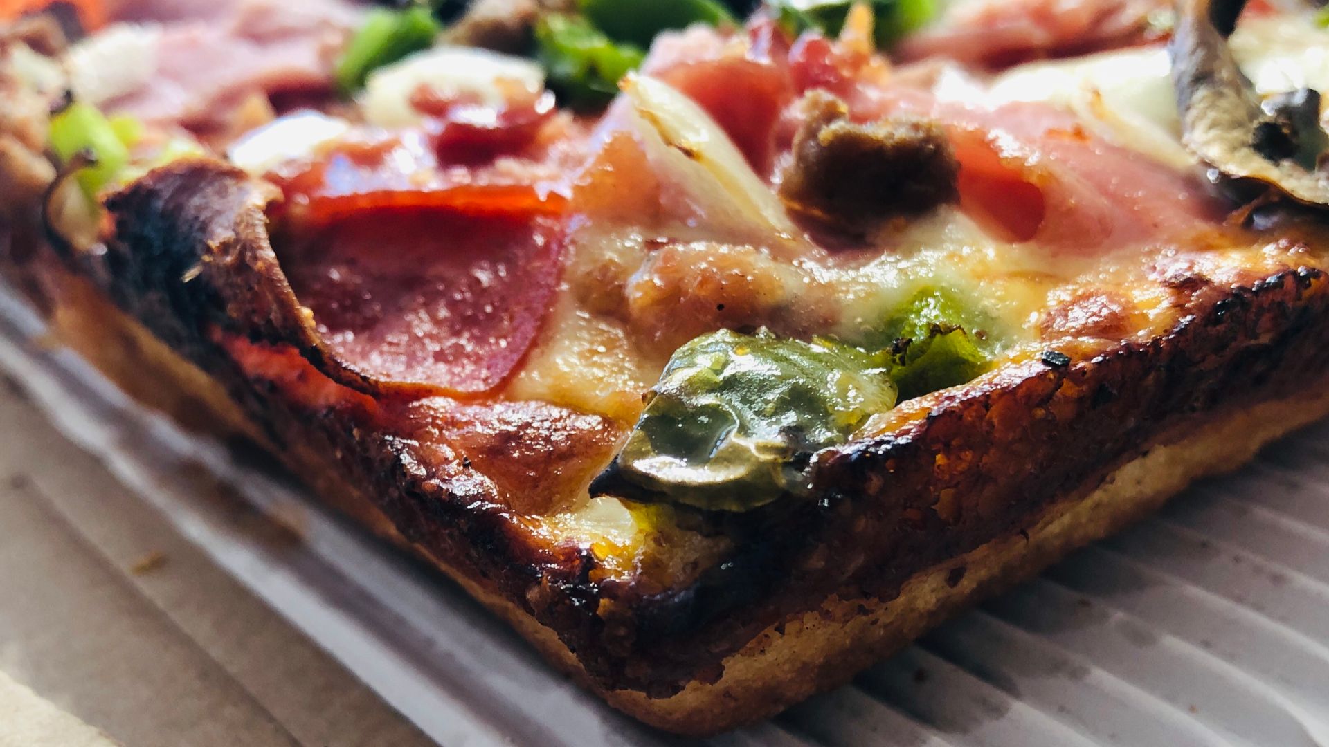 File:Detroit-style pizza corner.jpg