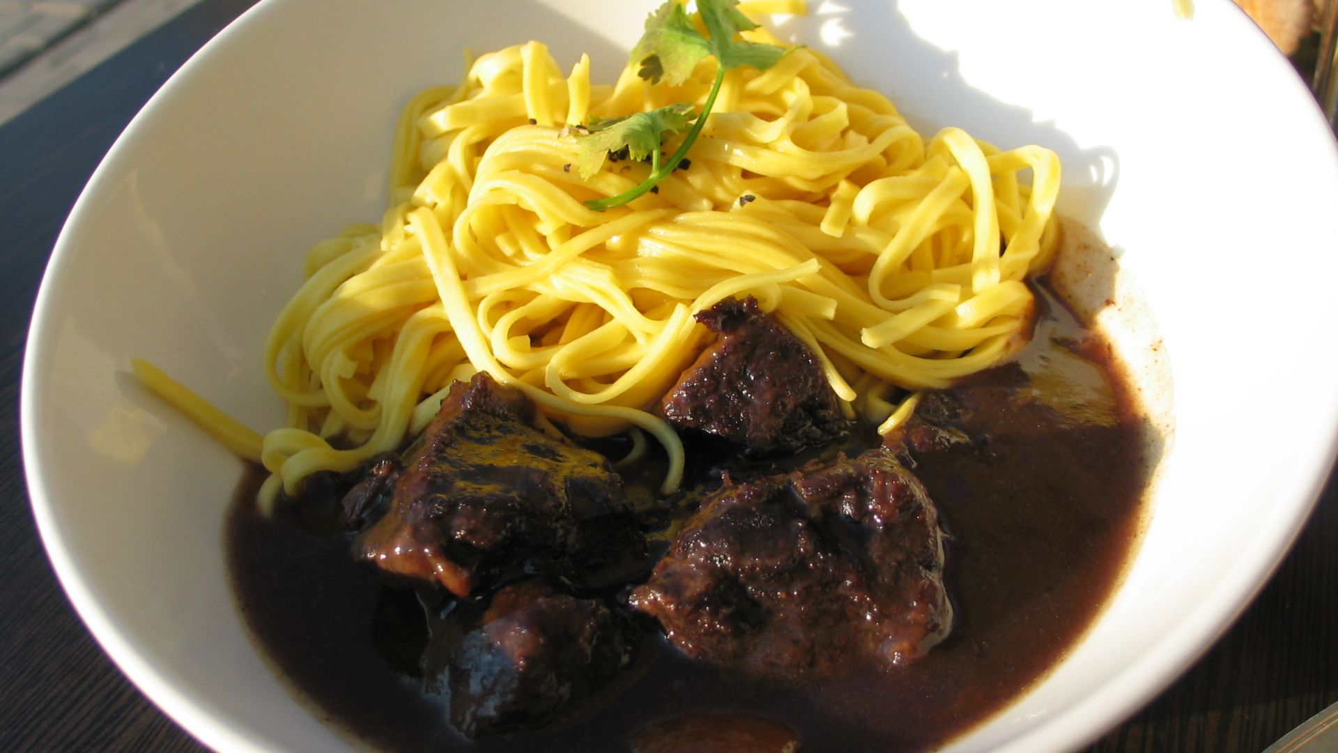 File:Boeuf bourguignon servi avec des pâtes.jpg
