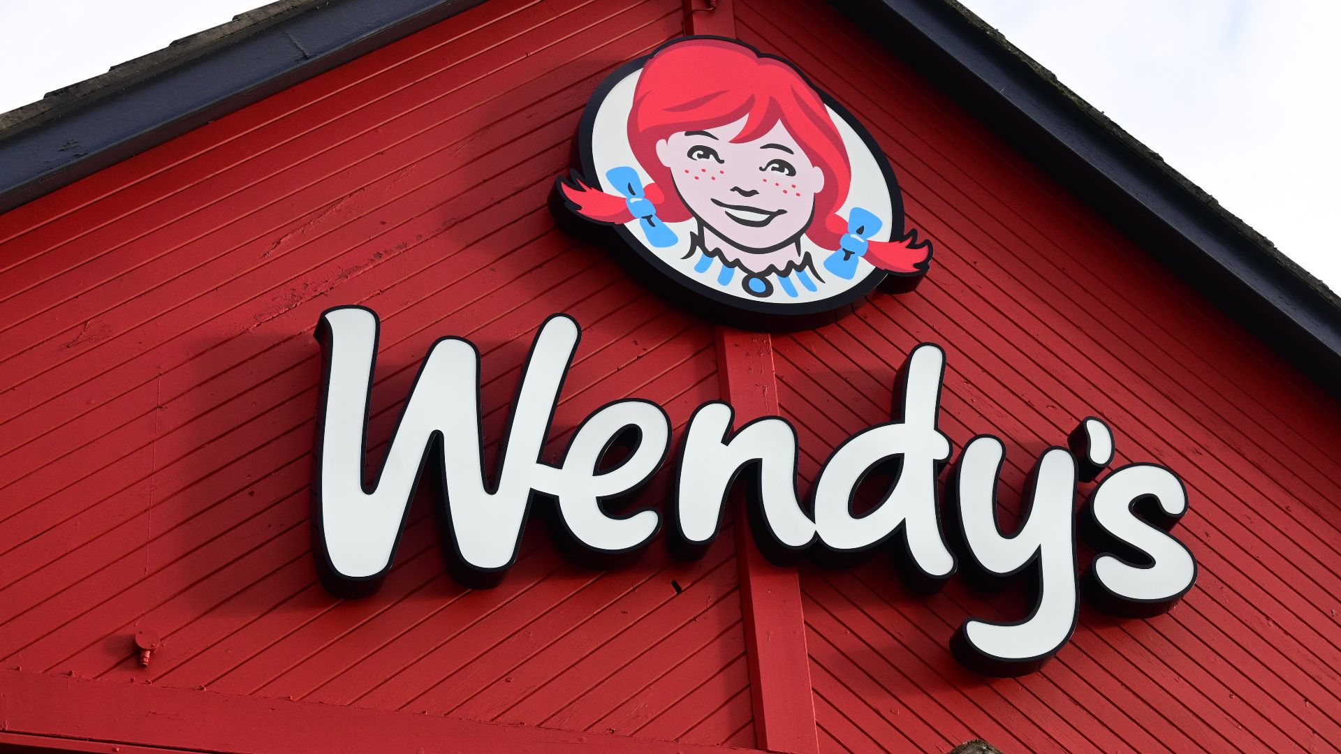 File:Wendy's on Kingswood, Kingston upon Hull Jan24 Main Sign.jpg