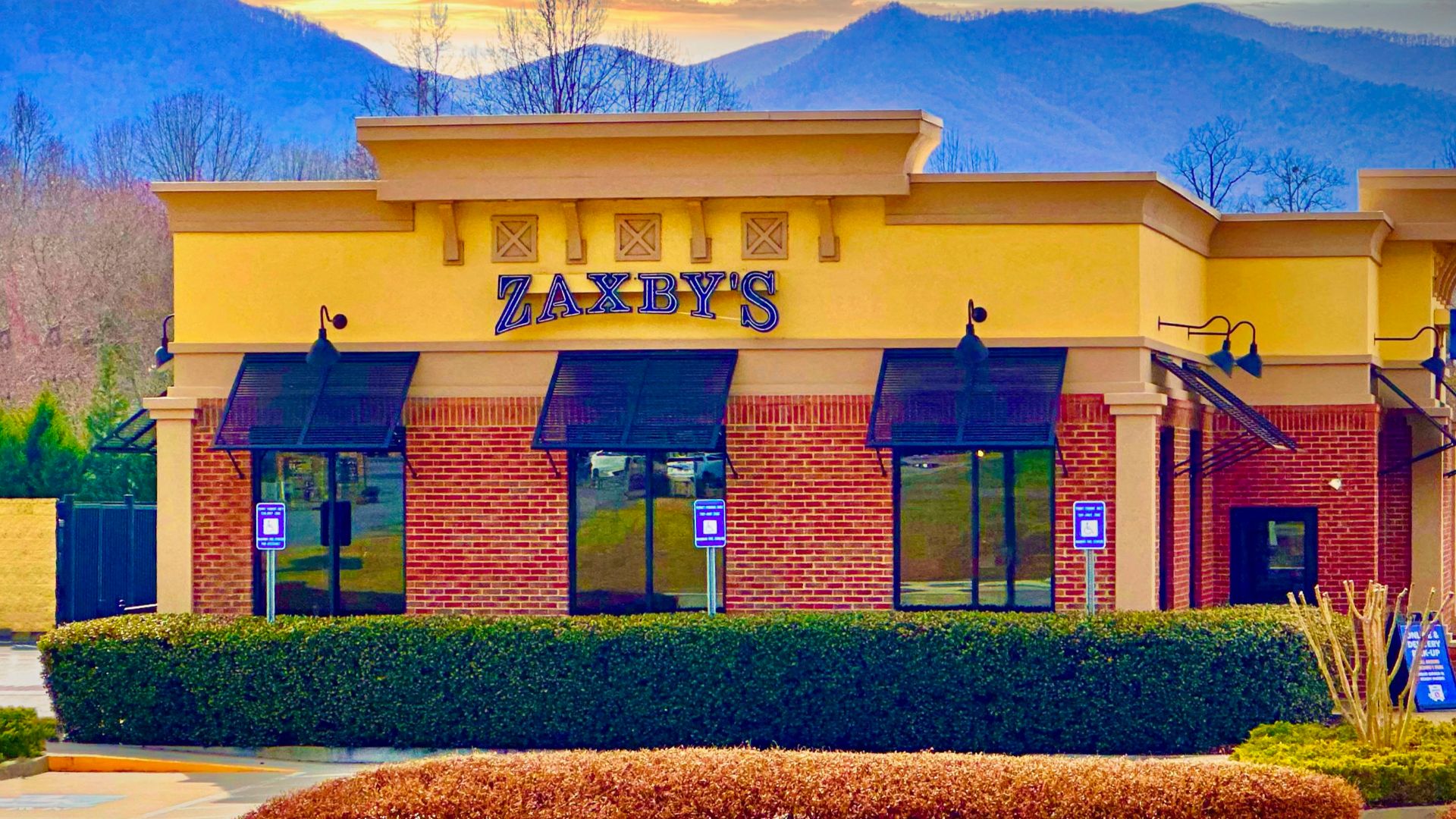File:A Zaxby's chicken restaurant in Hiawassee, Georgia, United States 03.jpg