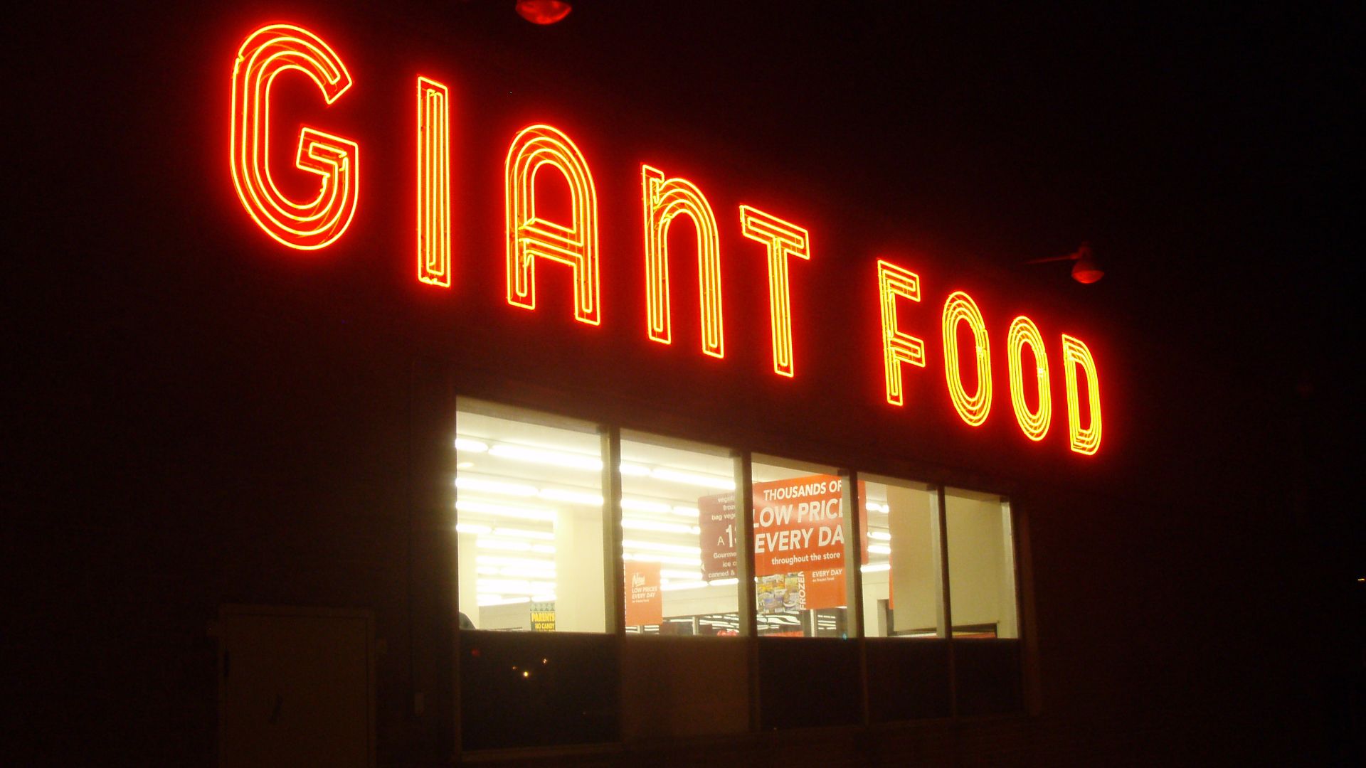 File:Giant Food Wisconsin Avenue.jpg