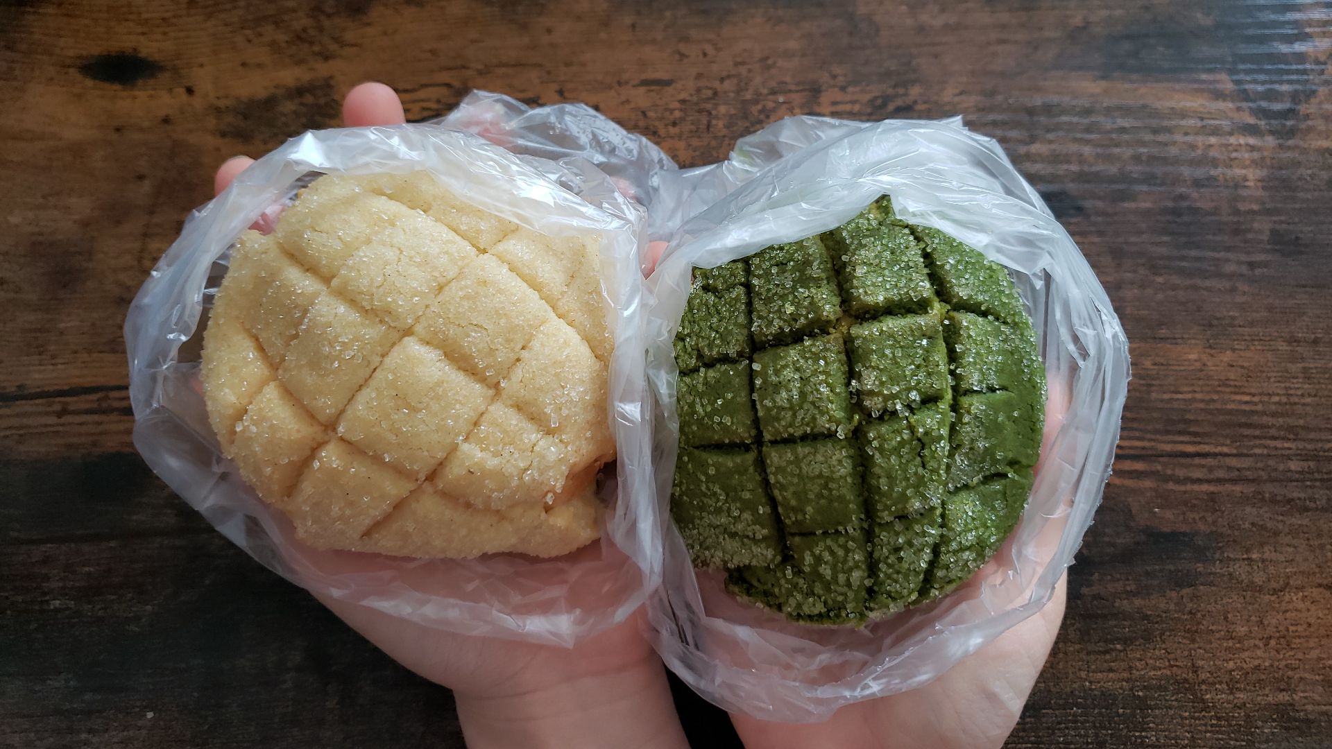 File:Melon bread and green tea melon bread.jpg