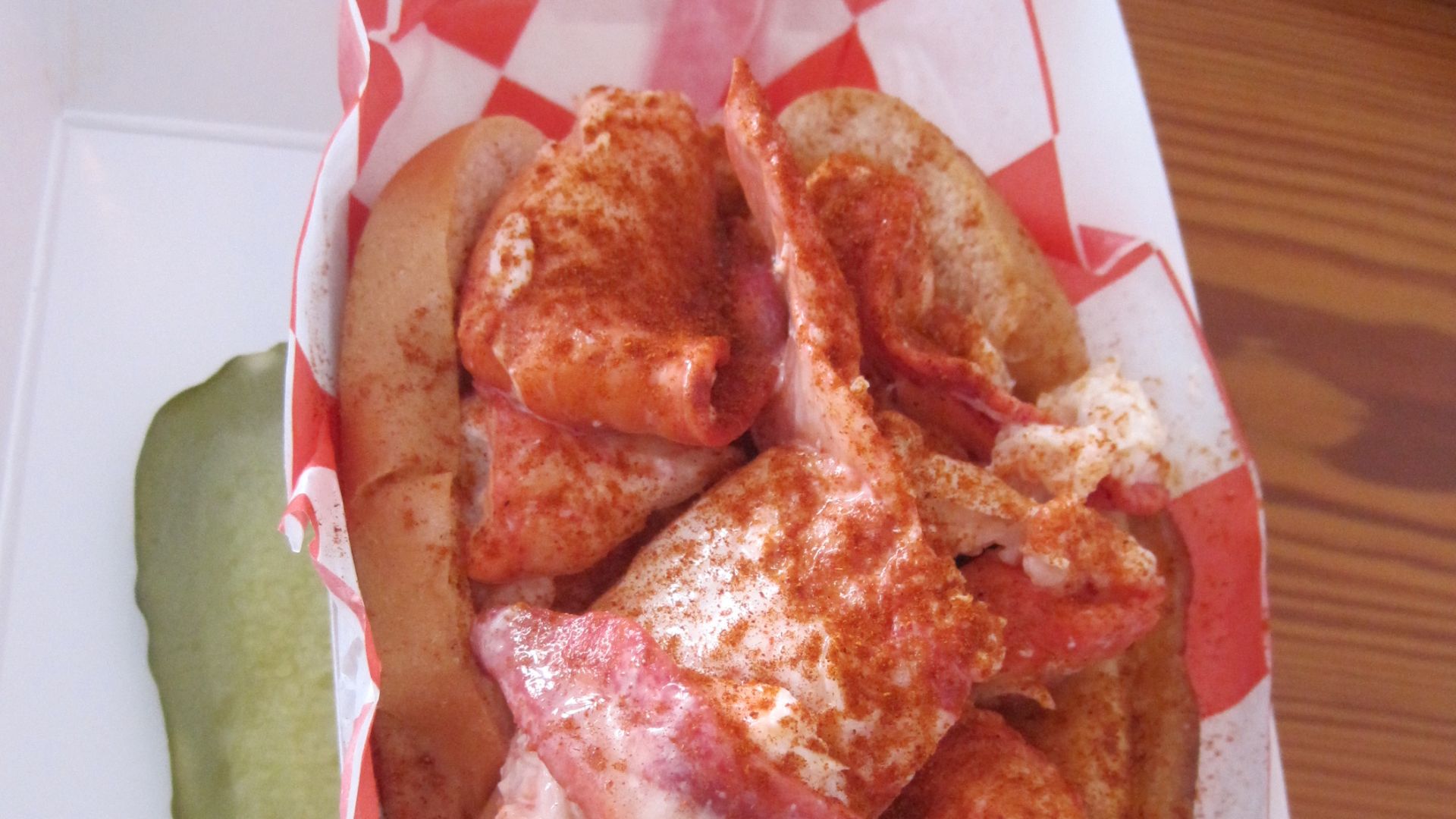 File:Maine style (cold with a touch of mayo) lobster roll from the Red Hook Lobster Pound.jpg