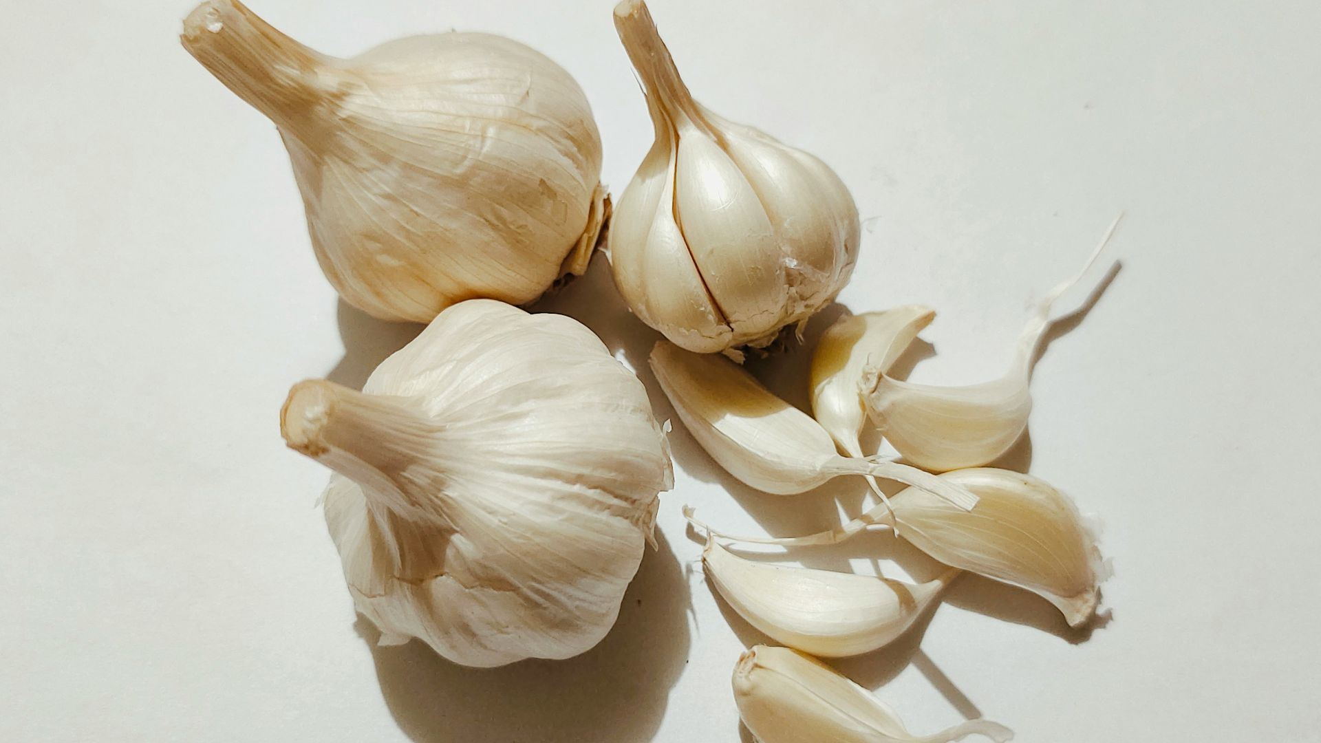 a couple of garlics sitting on top of a table