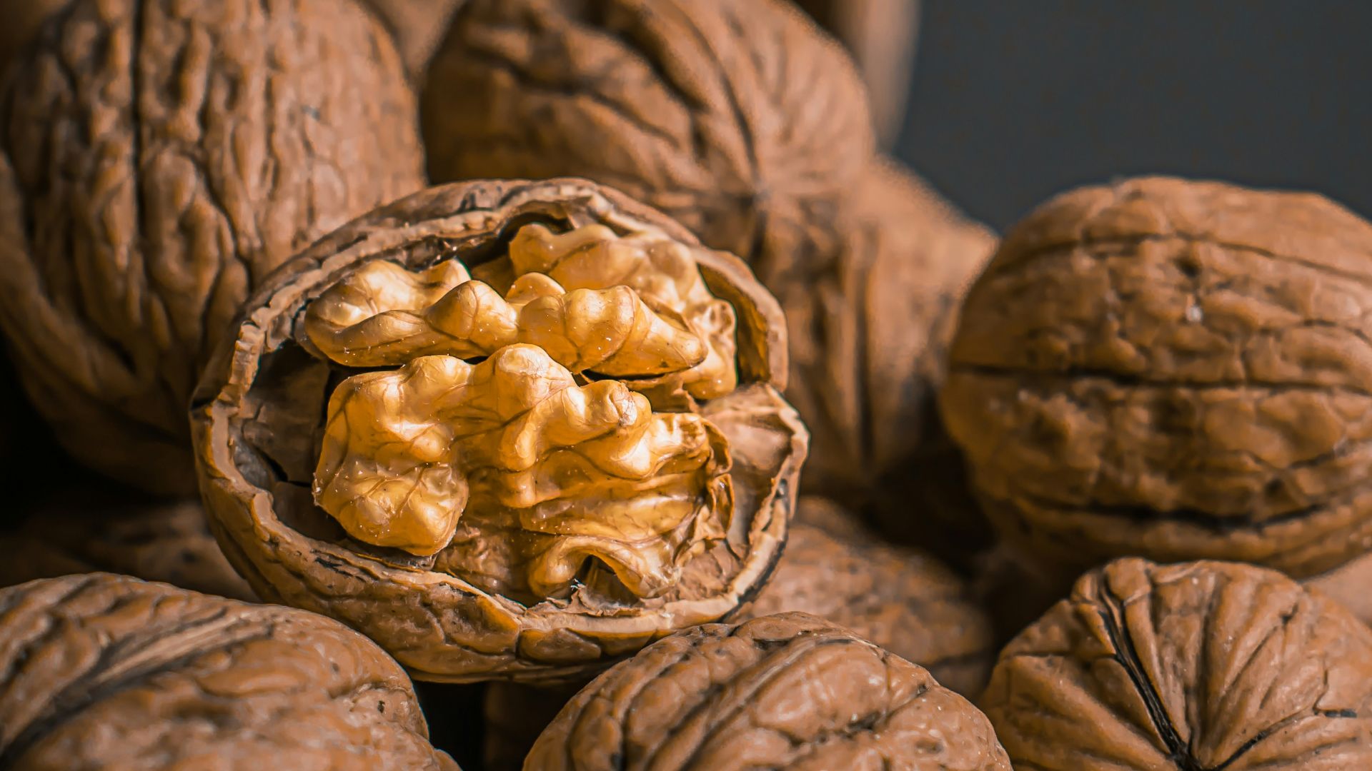 brown garlic on brown bowl