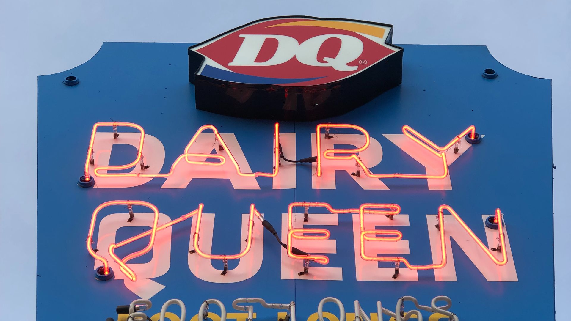 File:Myles Dairy Queen sign.jpg