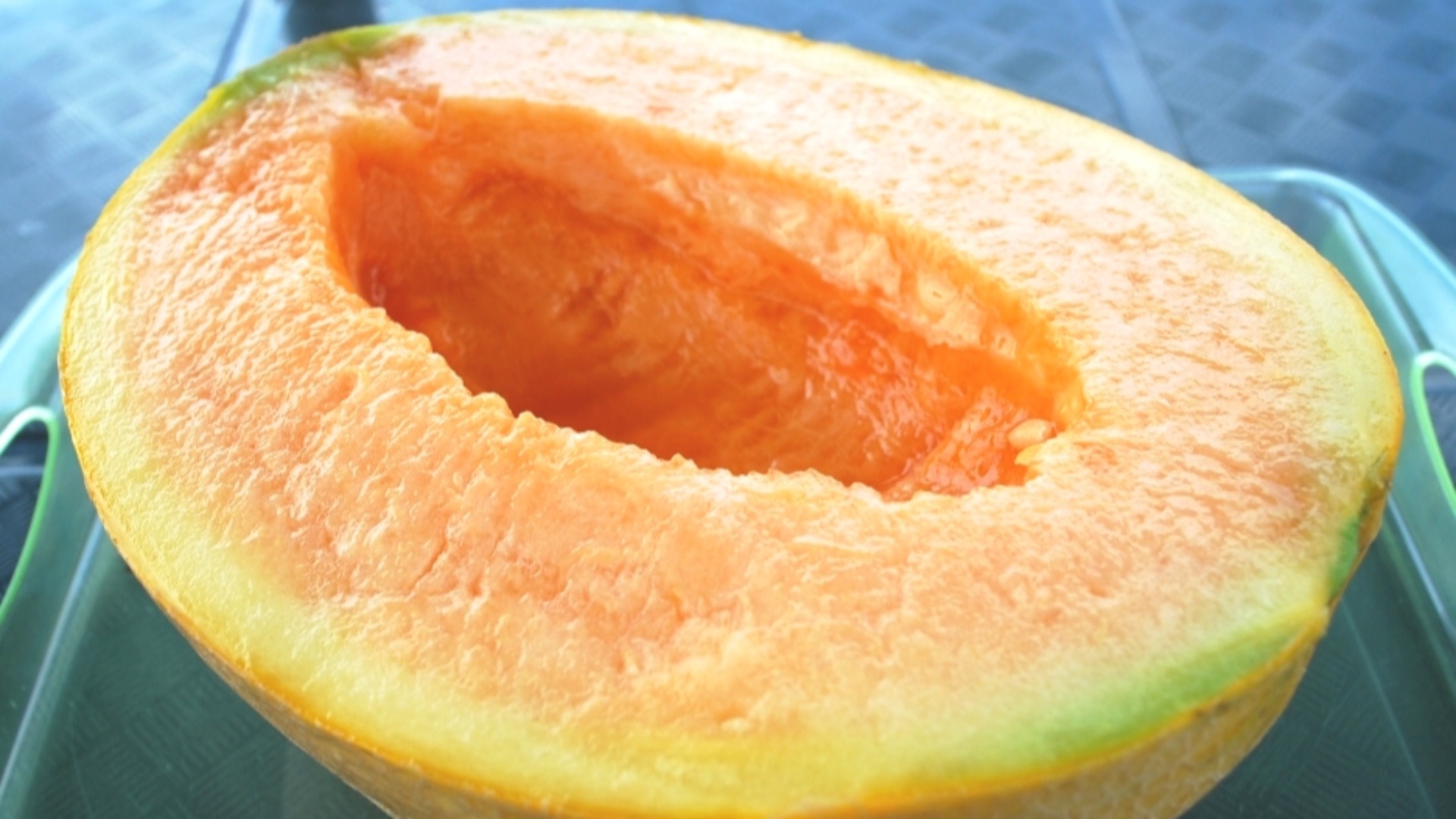 File:Half cut of Yubari melon.JPG