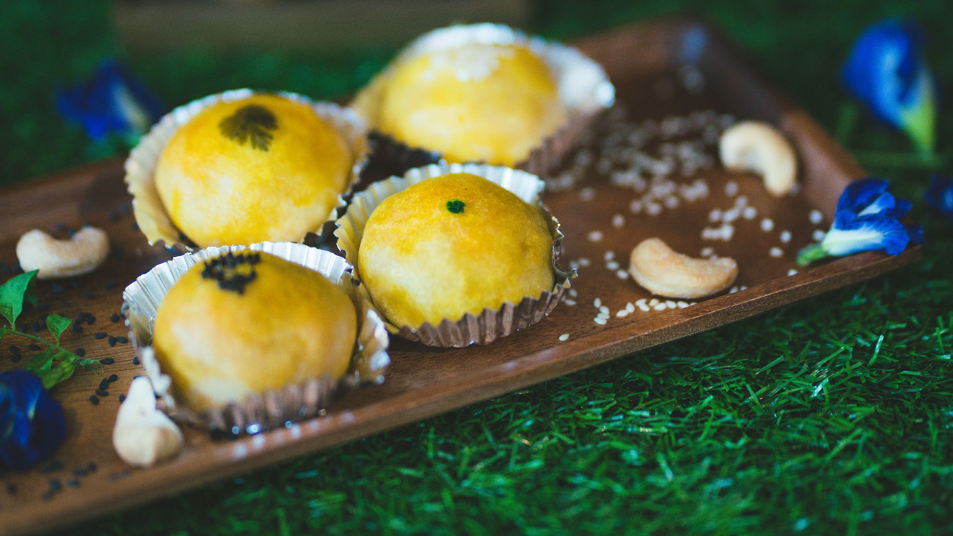 3 cupcakes on green tray