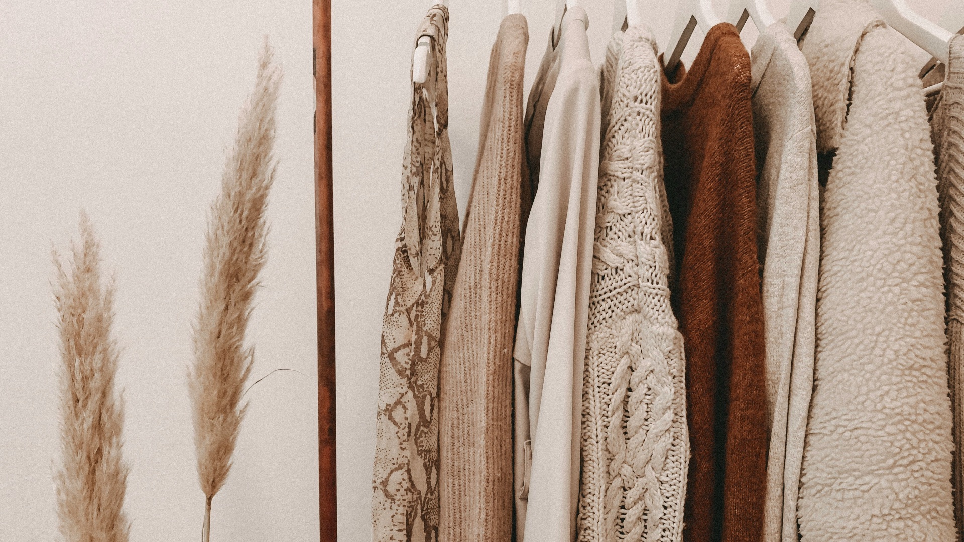 hanged top on brown and white clothes horse