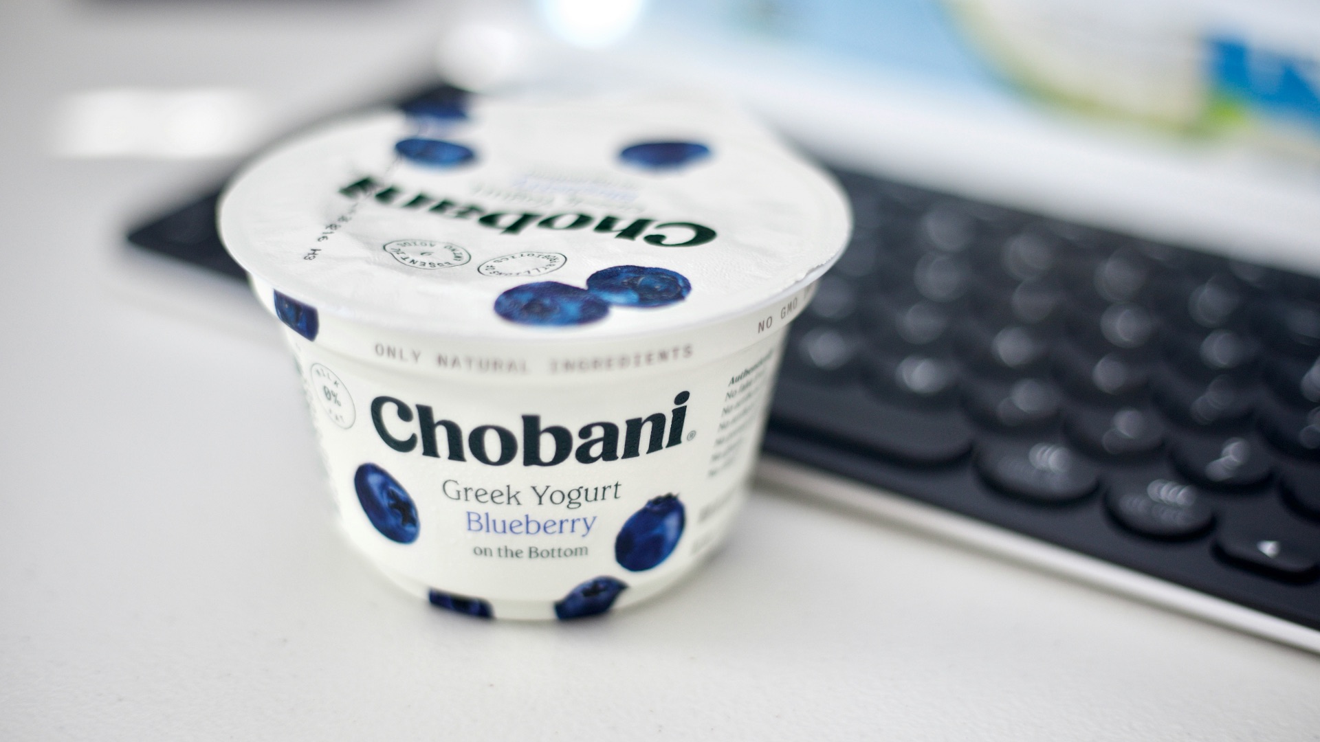 white and blue daisy sour cream