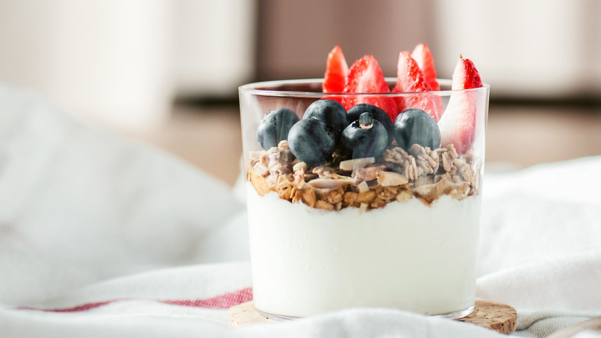shallow focus photo of clear drinking glass
