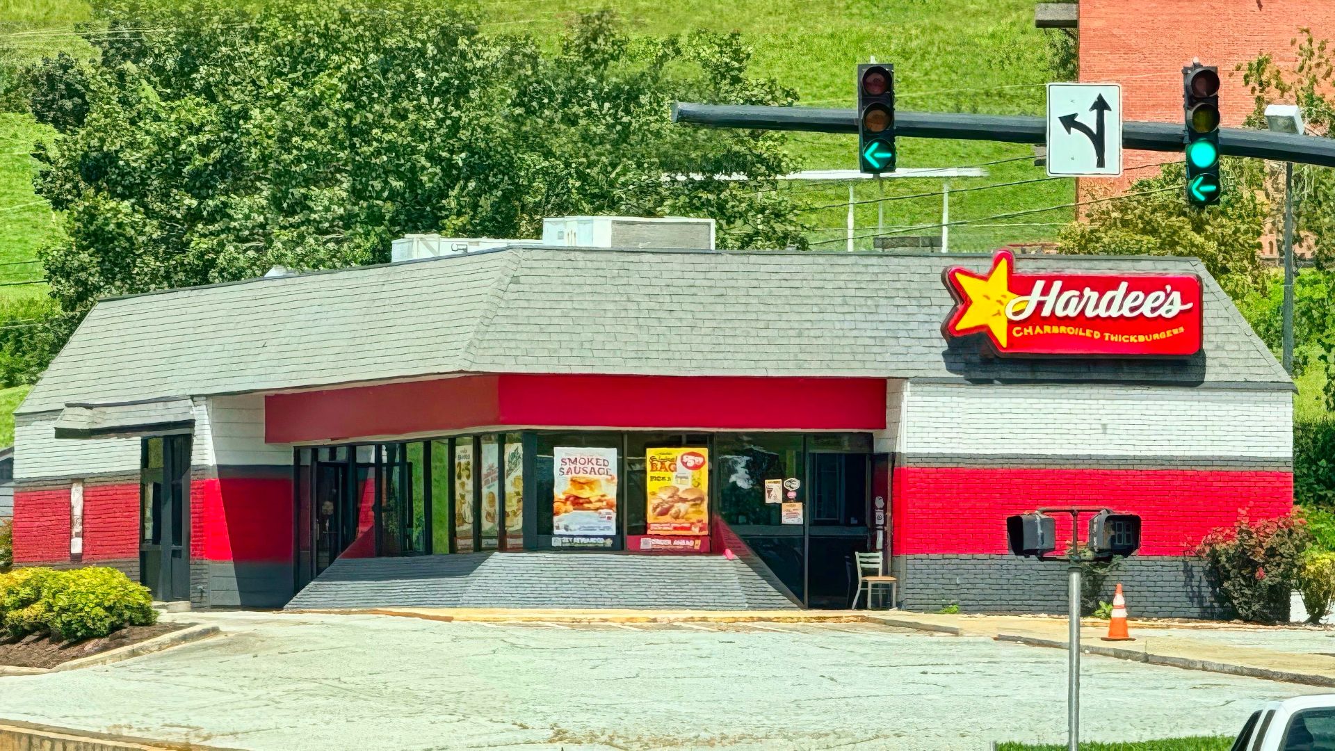 File:Hardee's fast-food restaurant in Franklin, North Carolina.jpg