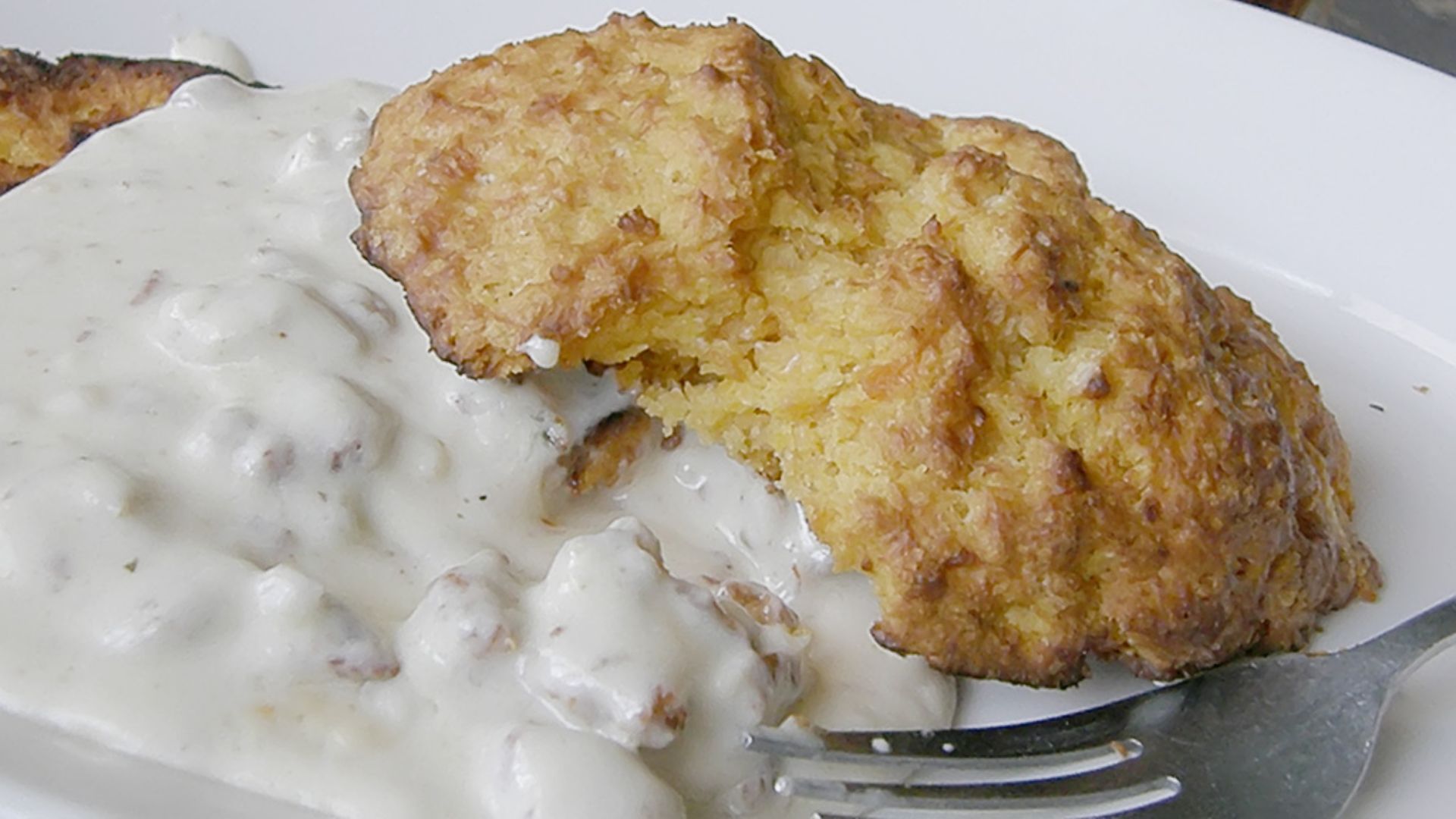 File:Biscuits and gravy.jpg