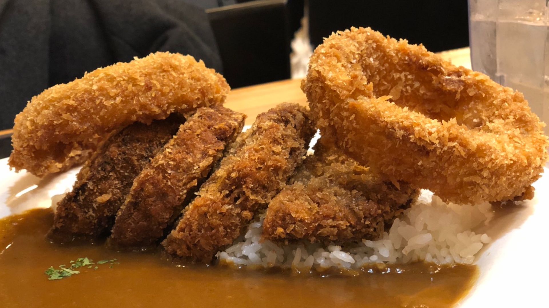 File:Curry House menchi katsu carry with onion rings.jpg