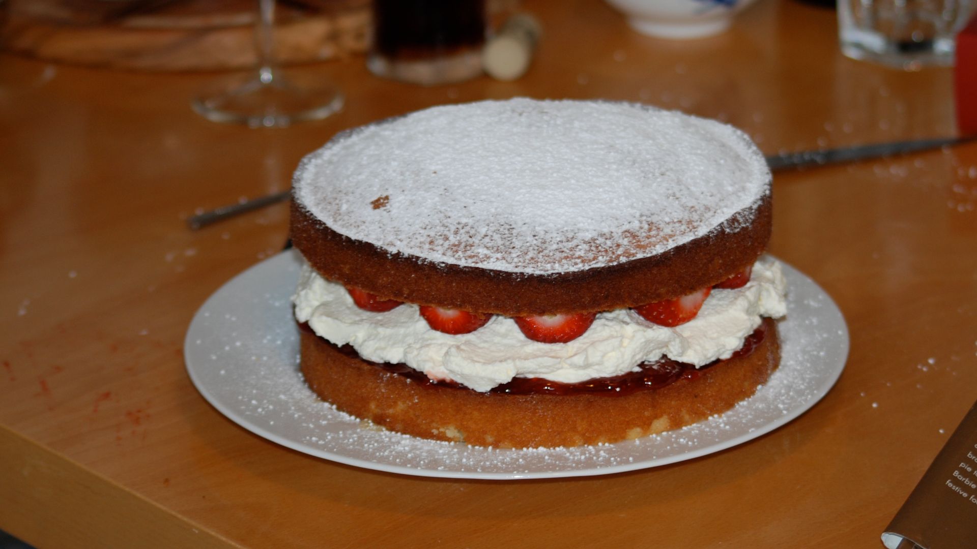 File:Victoria sponge cake.jpg