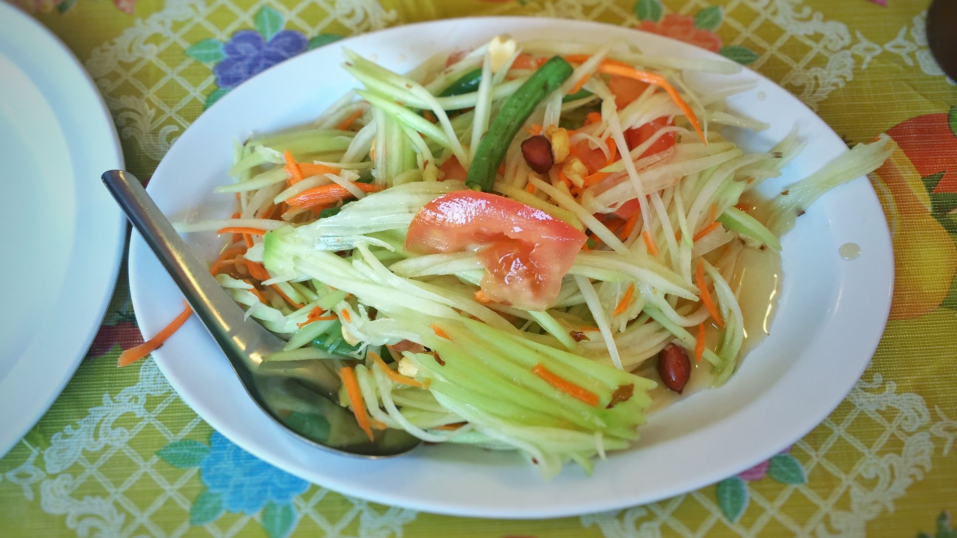 File:Som Tum ส้มตำไทย- mortar pounded green papaya salad with palm sugar, lime juice, bird eye chile, peanuts.jpg
