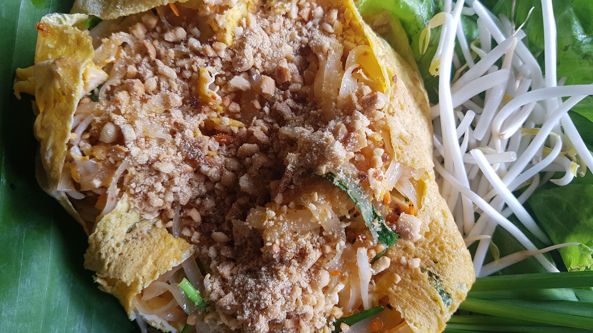 File:Crispy pork phat thai in omelette ball - Chiang Rai - 2017-07-03 (003).jpg