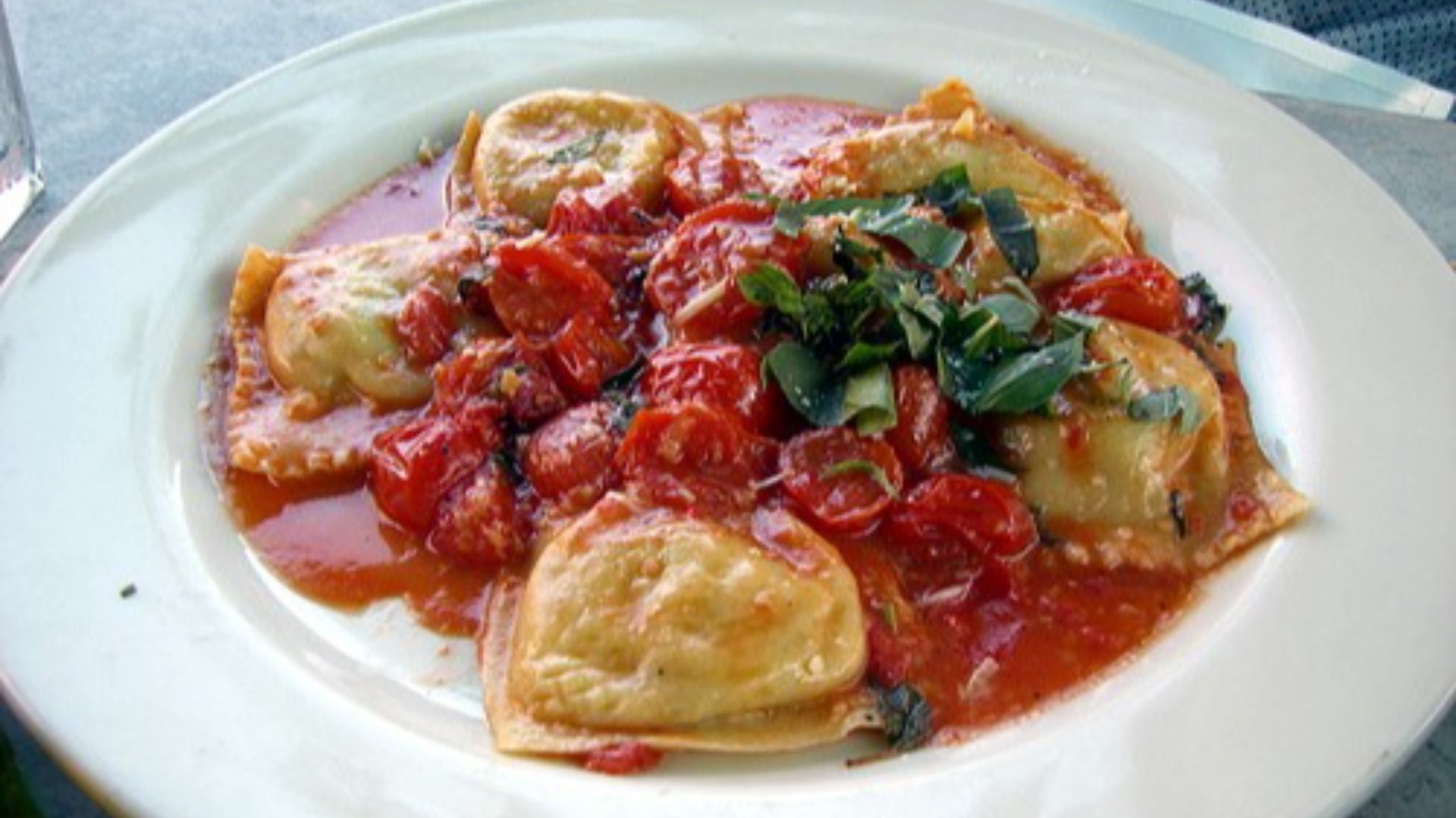 File:Ravioli Marinara.jpg