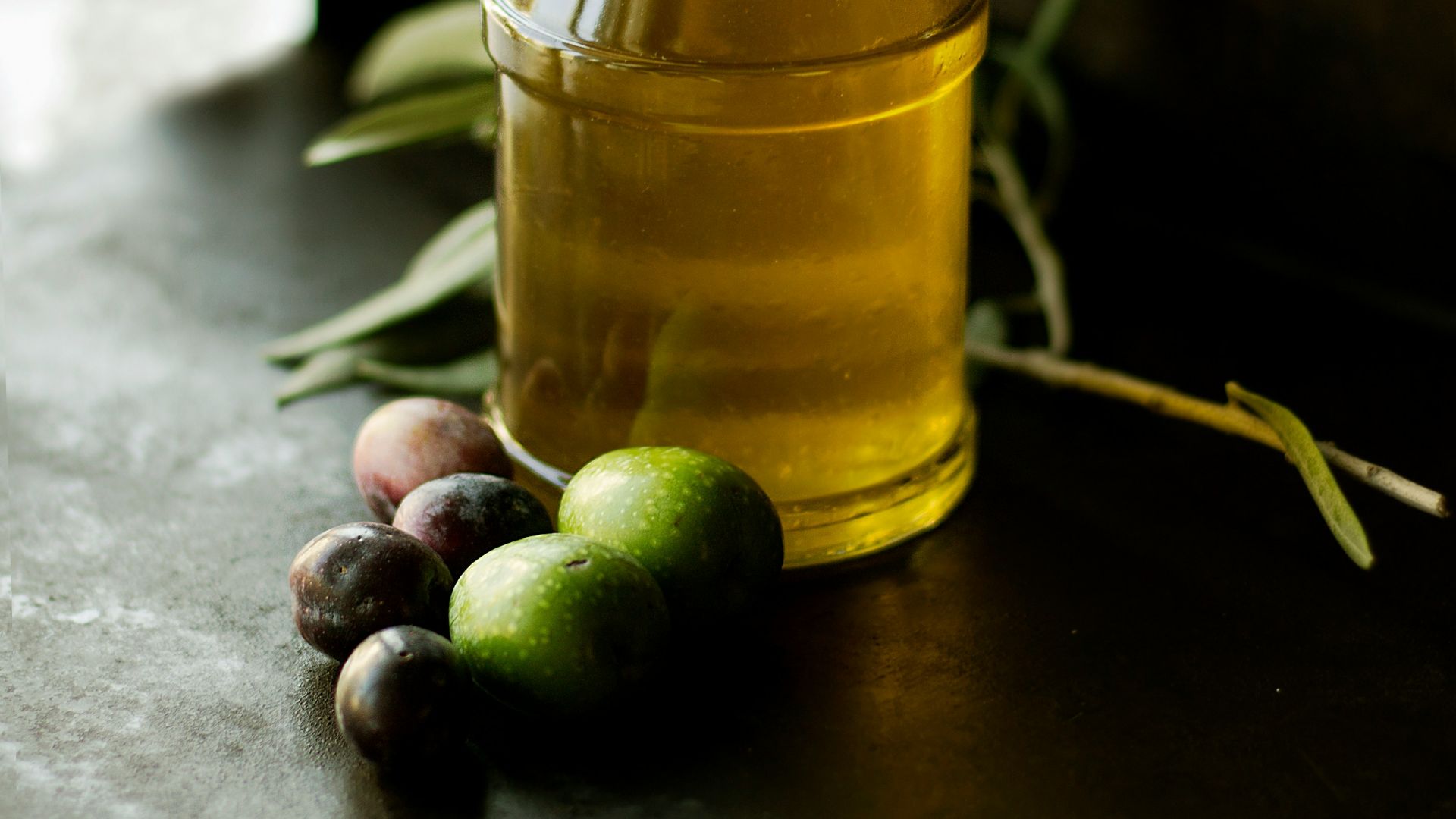 clear glass cruet bottle