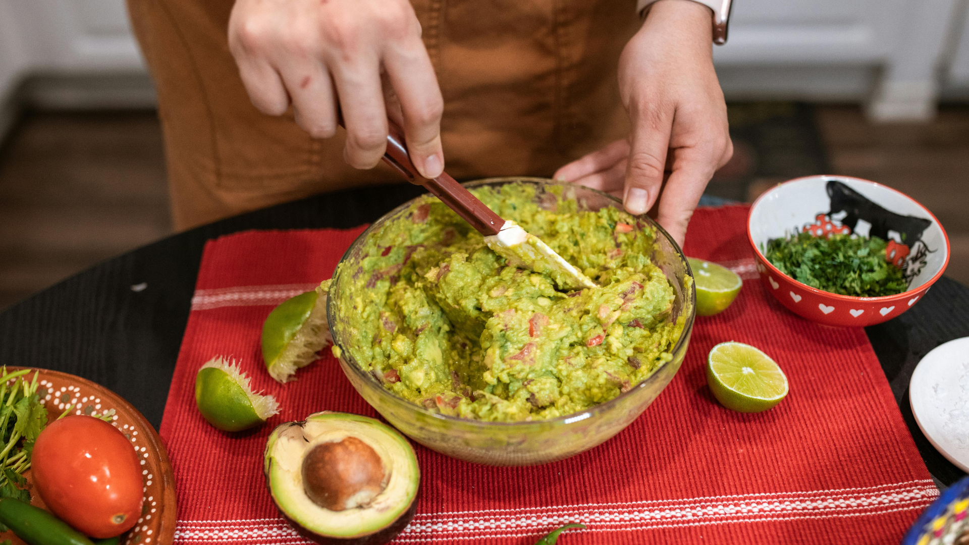 making-guacamole-thumb-rss.png