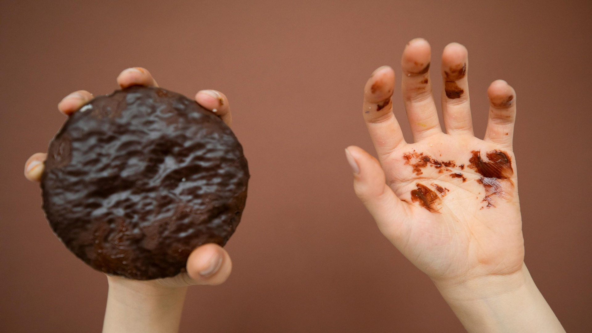messy-chocolate-hand-thumb-rss.png