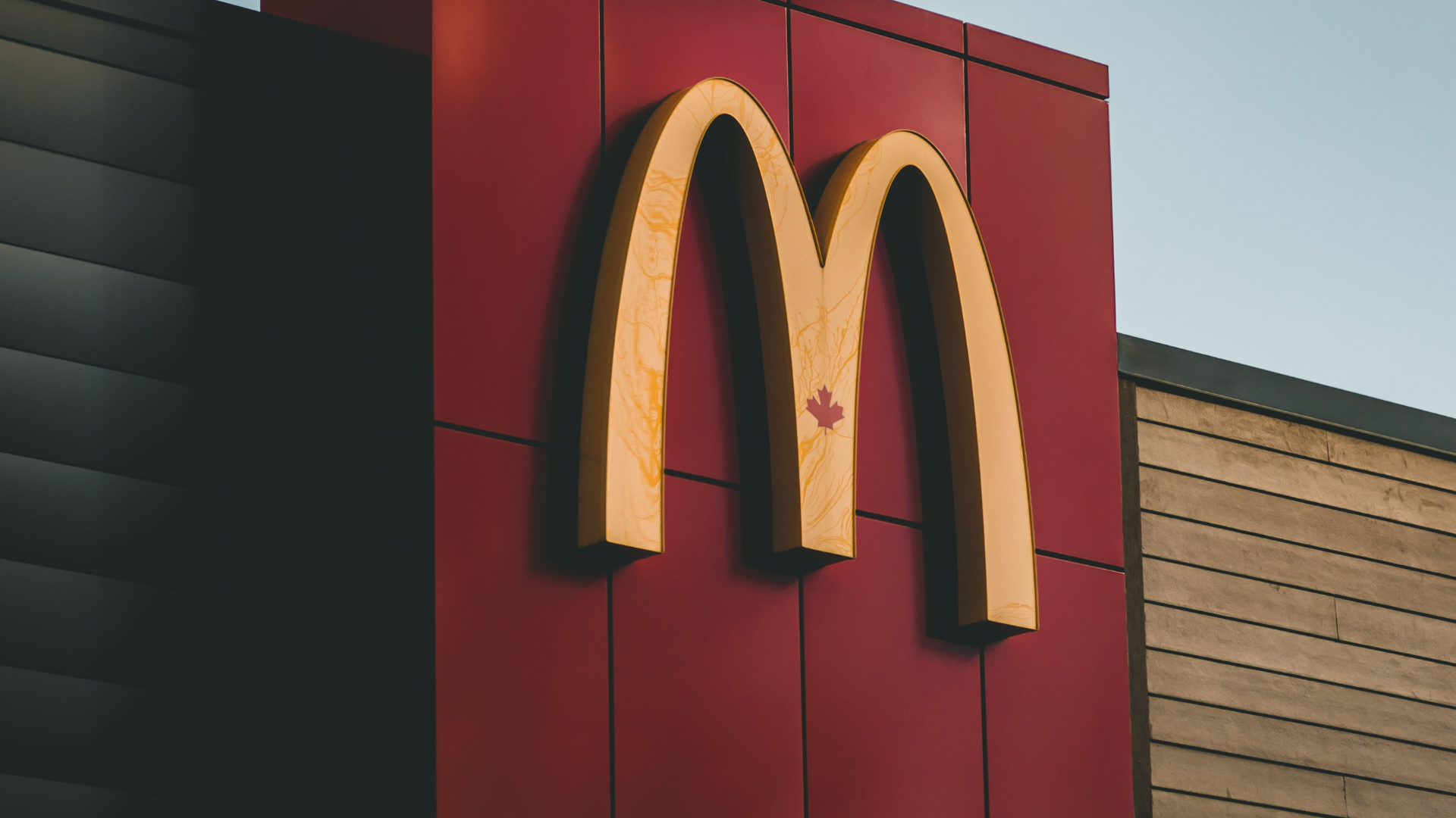 mcdonalds-log-red-building-thumb-rss.png