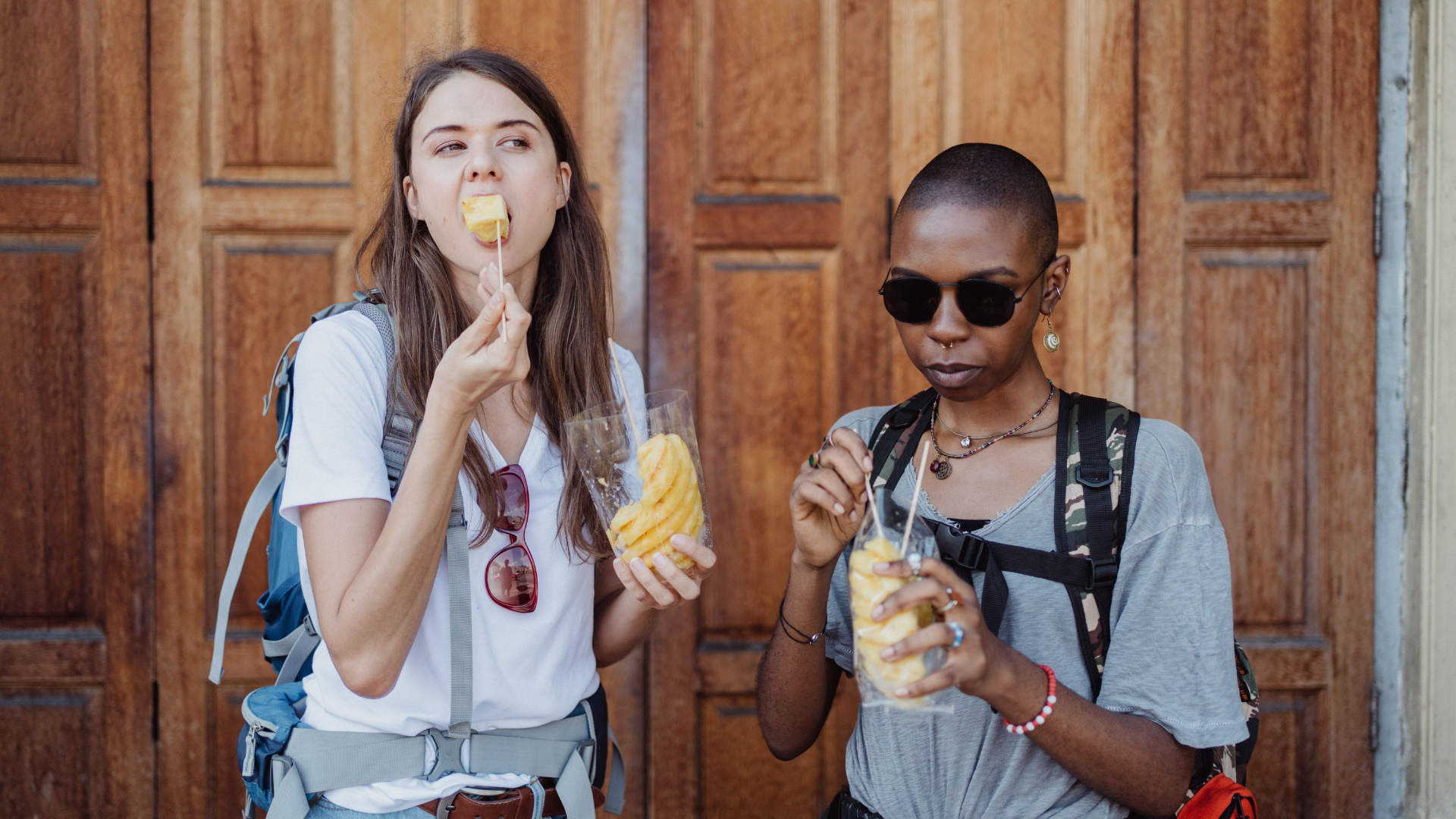 tourists-eating-food-thumb-rss.png