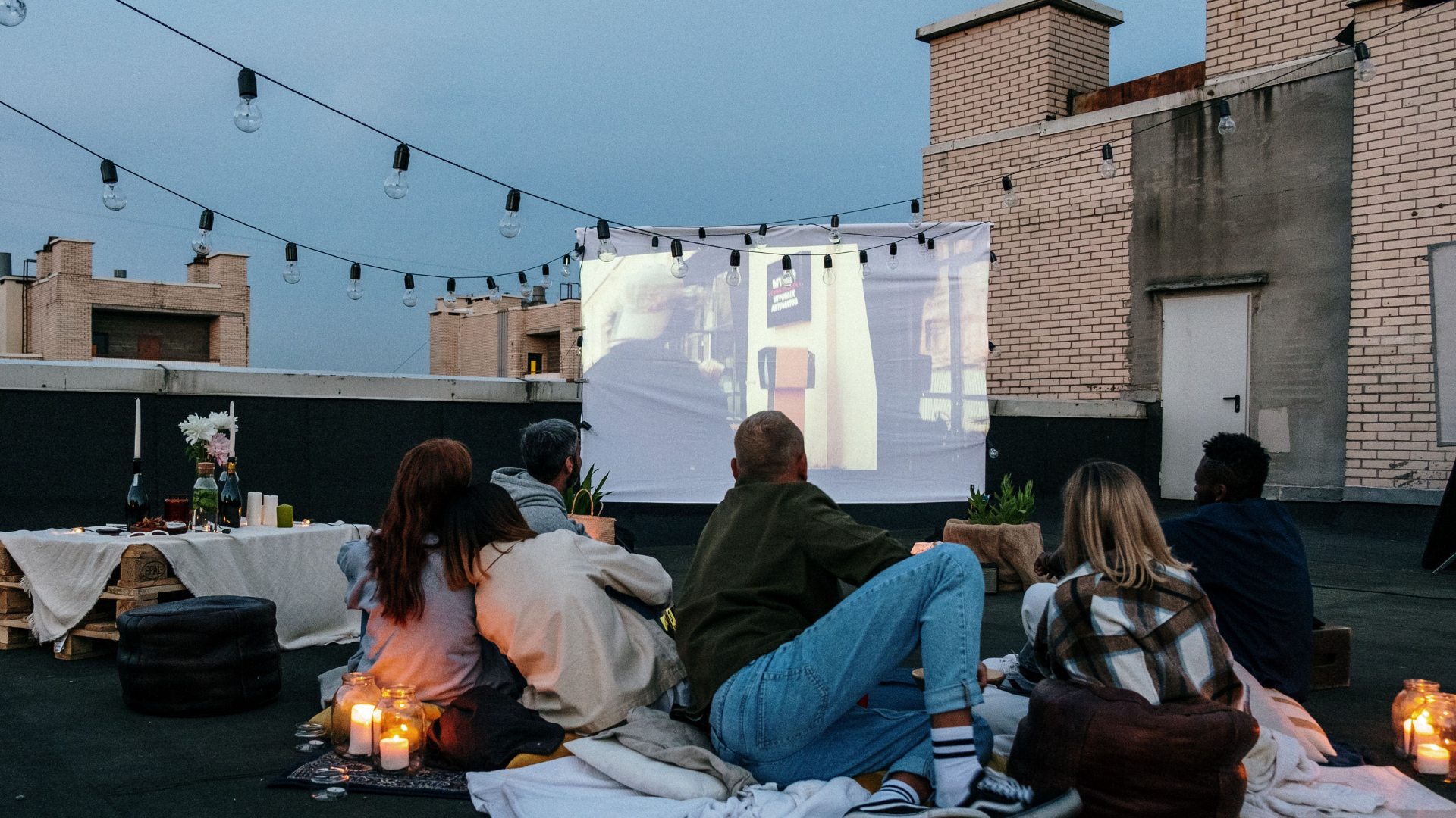 group-watching-movie-thumb-rss.png