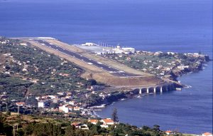 Madeira_Funchal_landing_strip_1990-300x191.jpg