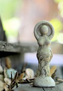 statue-1405539-210x300.jpg