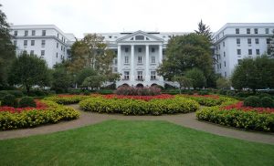 1280px-2008-0831-TheGreenbrier-North-300x182.jpg