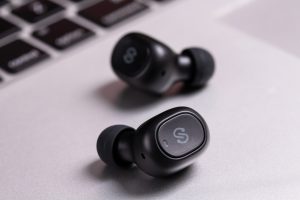 headphones-3789598-300x200.jpg