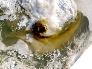 800px-Gri%CC%81msvo%CC%88tn_Volcano_Showing_Plume_-_May_22-300x225.jpg