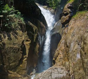 800px-Sg_Chiling_Waterfall-1-300x271.jpg